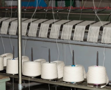 Eski bir tekstil fabrikası. Tekstil üretimi. Tekstil işleme makinelerinin işi.