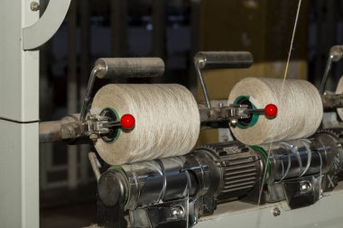 Eski bir tekstil fabrikası. Tekstil üretimi. Tekstil işleme makinelerinin işi.