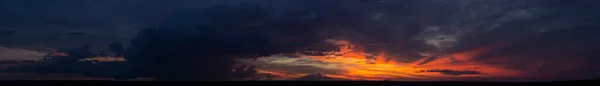 Landschaft Mit Blutigem Sonnenuntergang Panorama Tragischer Düsterer Himmel Die Letzten — Stockfoto