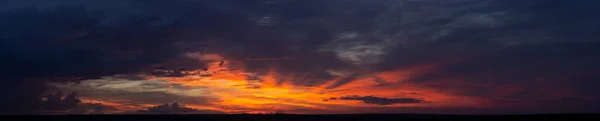 Landschap Met Bloedige Zonsondergang Een Panorama Tragische Sombere Lucht Laatste — Stockfoto