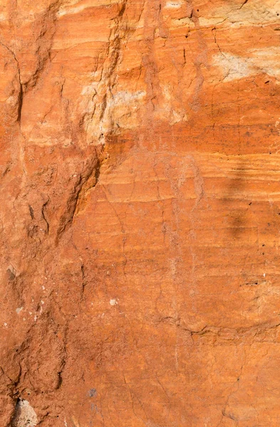 Yüksek oranda demir oksit içeren tortulu kayalar. Kırmızı toprak, toprak. Toprağın dokusu.