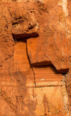 Yüksek oranda demir oksit içeren tortulu kayalar. Kırmızı toprak, toprak. Toprağın dokusu.