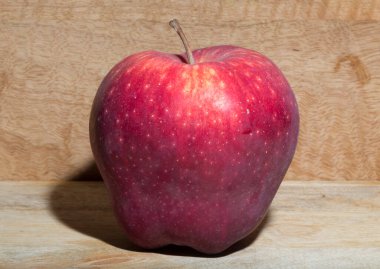 Kırmızı Lezzetli elma. Ahşap bir masada lezzetli meyveler.