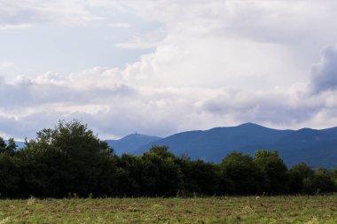 Thunderhead Balkanlar'ı kapsıyor. Sağanak, tarım arazileri yaklaşıyor. Bulgaristan'ın köyleri, tarlaları ve ormanları yağmurdan önce. Güney Avrupa'daki arazi. Panorama.