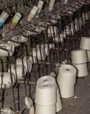 Eski bir tekstil fabrikası. Tekstil üretimi. Tekstil işleme makinelerinin işi.