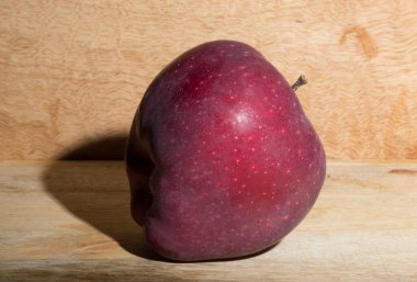 Kırmızı Lezzetli elma. Ahşap bir masada lezzetli meyveler.