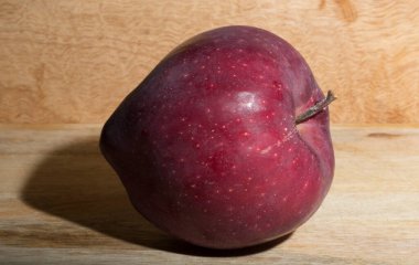 Kırmızı Lezzetli elma. Ahşap bir masada lezzetli meyveler.