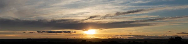 Пейзаж Кровавым Закатом Панорама Трагическое Мрачное Небо Последние Вспышки Солнца — стоковое фото