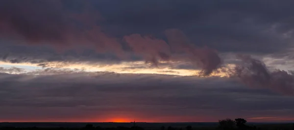 Leaden Nubes Tormenta Cubrieron Atardecer Paisaje Nublado Cumuliforme Cielo Azul — Foto de Stock