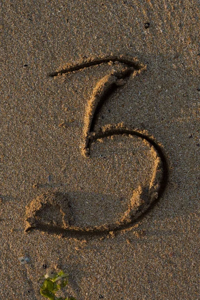 3番は砂の中に描かれている 教育用つづり — ストック写真
