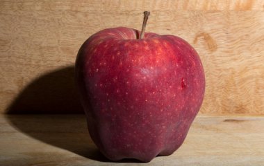 Kırmızı Lezzetli elma. Ahşap bir masada lezzetli meyveler.