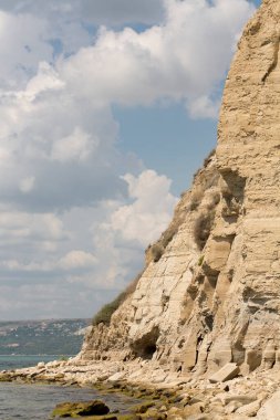 Bulgar tatil beldesi Balchik. Karadeniz kıyısındaki tortulu kaya kayalıkları.