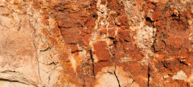 Yüksek oranda demir oksit içeren tortulu kayalar. Kırmızı toprak, toprak. Toprağın dokusu.