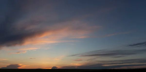 Leaden Stormmolnen Täckte Solnedgången Cumuliform Molnlandskap Blå Himmel Tragisk Dyster — Stockfoto