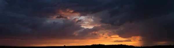 日落时的风景 凄惨阴郁的天空 深红的暮色 — 图库照片