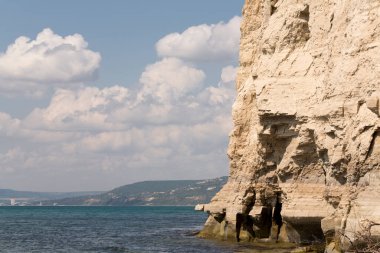 Bulgar tatil beldesi Balchik. Karadeniz kıyısındaki tortulu kaya kayalıkları.