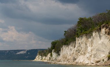 Bulgar tatil beldesi Balchik. Karadeniz kıyısındaki tortulu kaya kayalıkları.
