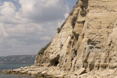 Bulgar tatil beldesi Balchik. Karadeniz kıyısındaki tortulu kaya kayalıkları.