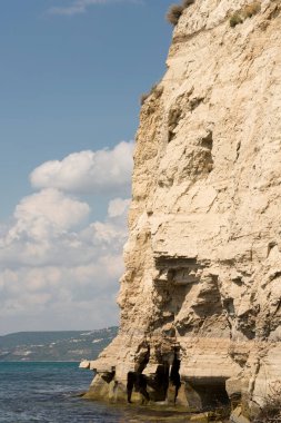 Bulgar tatil beldesi Balchik. Karadeniz kıyısındaki tortulu kaya kayalıkları.