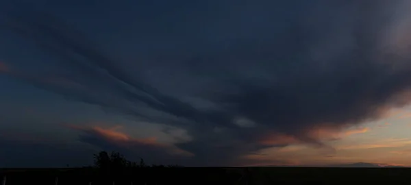 Leaden Σύννεφα Καταιγίδας Κάλυψαν Ηλιοβασίλεμα Cumuliform Cloudscape Στον Γαλάζιο Ουρανό — Φωτογραφία Αρχείου