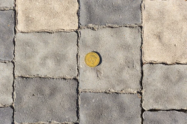 Украинская Монета Тротуаре Деньги Земле — стоковое фото