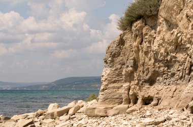 Bulgar tatil beldesi Balchik. Karadeniz kıyısındaki tortulu kaya kayalıkları.