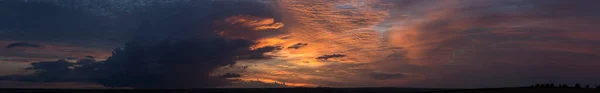 血だらけの夕日の風景 パノラマ 悲劇的な暗い空 嵐の雲の上の太陽の最後の閃光 — ストック写真