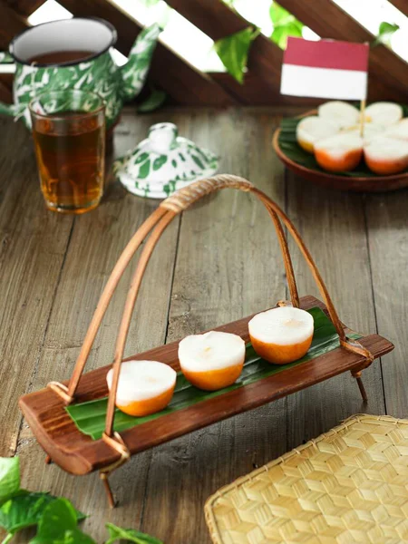 Indonesian Traitional Food Sweet Potato Cake Wooden Plate — 图库照片