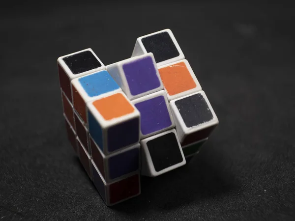 Används Rubik Pusselspel Isolerad Mörk Bakgrund — Stockfoto