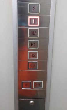 İkinci kattaki asansör düğmesi..