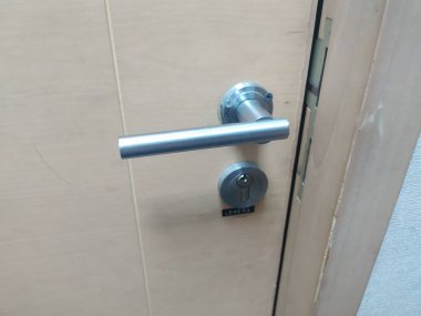 Cam ve saplı bir oda kapısı.