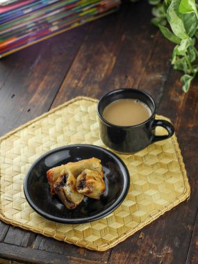 Çikolatalı muzlu pasta, muzlu çikolata ve un kaplı.