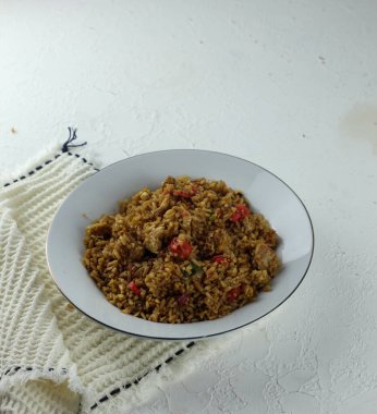 Ev yapımı kraker ve sebze turşulu pilav.