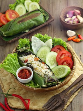 Pepes Tahu, çeşitli baharatlarla ve muz yapraklarına sarılı ve pişmiş. Endonezya Yemekleri.