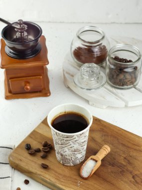 Kavram olarak, öğütülmüş ve içilmeye hazır fasulye kahvesi.