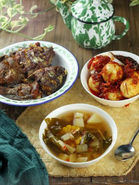 Sayur asem veya sayur asam, Endonezya 'da yaygın olarak kullanılan bir sebze türüdür. Malzemeler yer fıstığı, meyve, taze yapraklar ve soyulmamış melinjo, bilimbi, chayote fasülyesi tohumları.