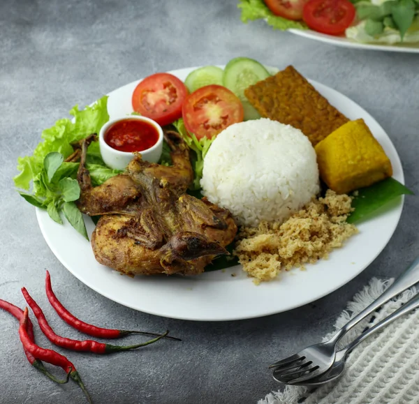 炸鸡配脆辣椒片 印度尼西亚炸鸡或羊角鸡 — 图库照片