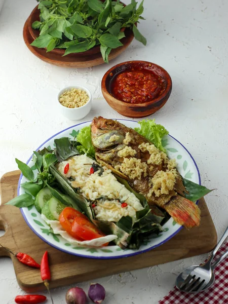 脆炸鱼配米饭 蔬菜和辣椒 — 图库照片