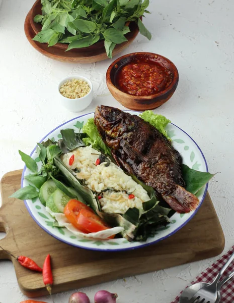 Pescado Parrilla Con Verduras Servidas Plato Listo Para Comer —  Fotos de Stock