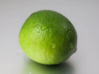 Beyaz arkaplanda yeşil, taze limon