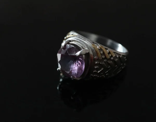 金银戒指加里曼丹紫水晶戒指 — 图库照片