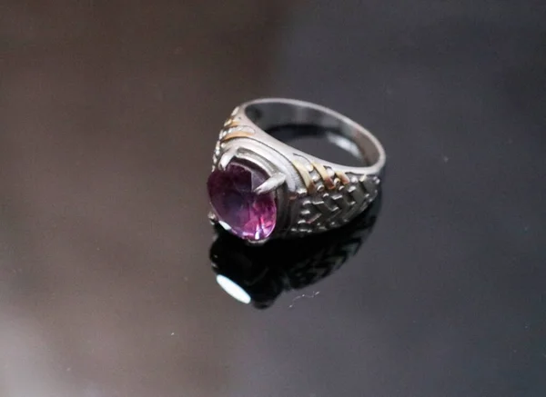 Kalimantan Ametiszt Gyűrű Arany Ezüst Gyűrűkkel — Stock Fotó