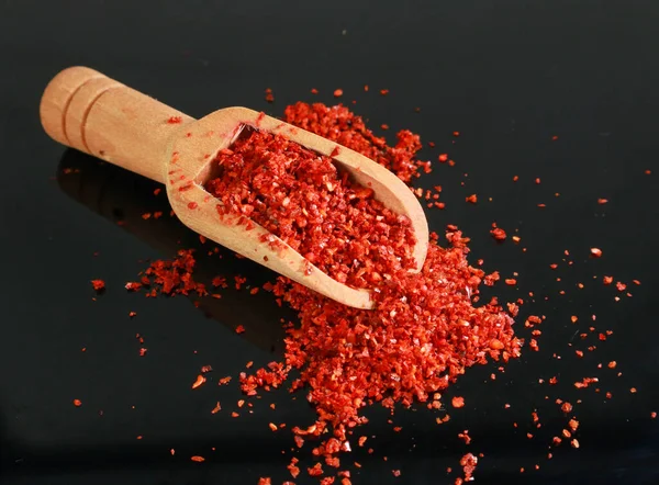Una Cucharada Red Pepper Powder Fondo Negro Enfoque Selectivo — Foto de Stock