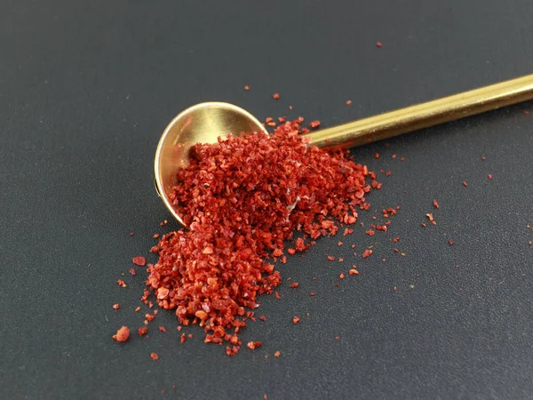 Una Cucharada Red Pepper Powder Fondo Negro Enfoque Selectivo — Foto de Stock