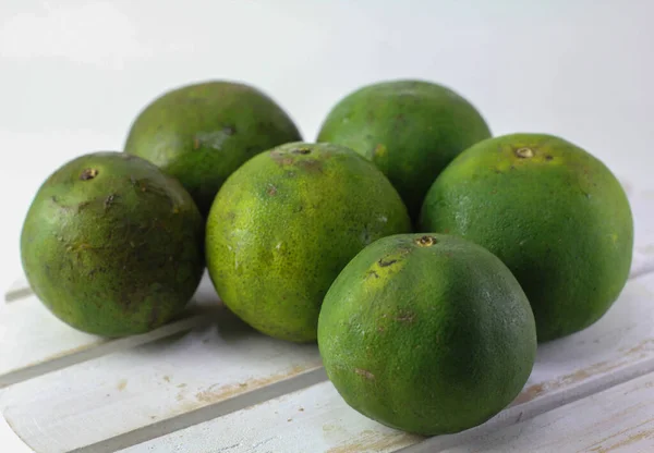 Grüne Orangen Und Scheiben Geschnittene Gesunde Früchte Für Sauberes Essen — Stockfoto