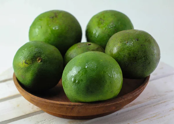 Grüne Orangen Und Scheiben Geschnittene Gesunde Früchte Für Sauberes Essen — Stockfoto