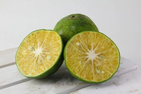 Grüne Orangen Und Scheiben Geschnittene Gesunde Früchte Für Sauberes Essen — Stockfoto