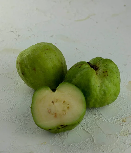 Frische Guaven Früchte Mit Scheiben Auf Holzhintergrund — Stockfoto