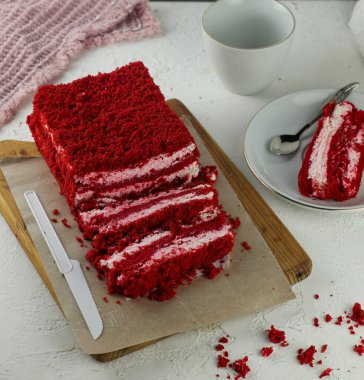 Çilekli şifon kek, ahşap tabakta servis edilen krema kaplamalı.