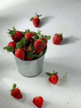 grup kırmızı sulu çilekler sağlıklı ve diyet abur cubur konsepti.